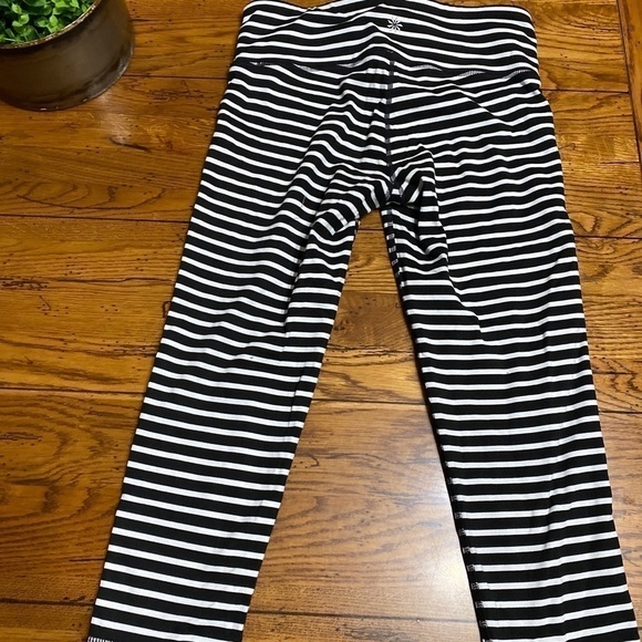 ATHLETA CHATURANGA CAPRI STRIPED LEGGINGS WOMEN'S SIZE M BLACK WHITE YOGA - Picture 4 of 9